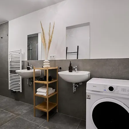 Urban Base For 8 In Mitte Apartment *