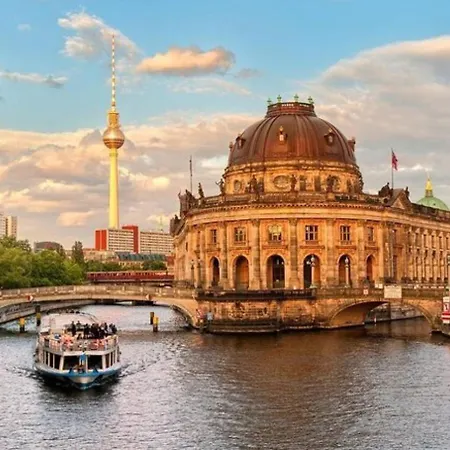Urban Base For 9 In Mitte * Berlim