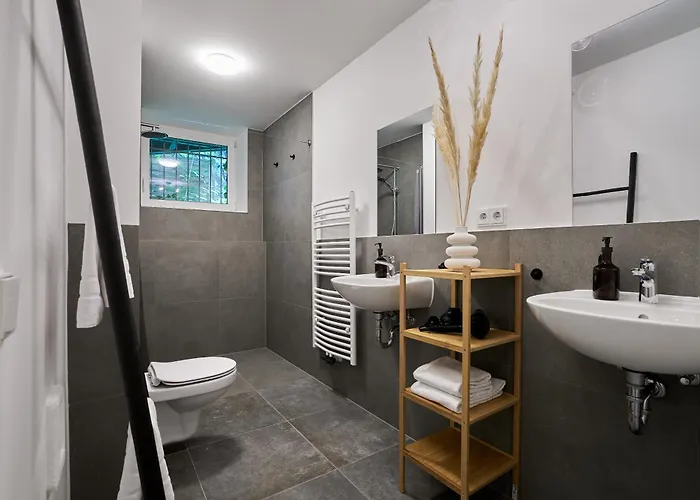 Urban Base For 9 In Mitte Apartament