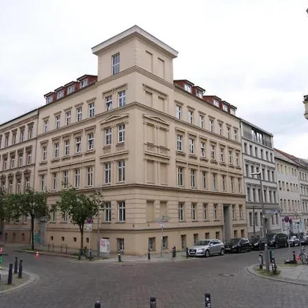 Urban Base For 9 In Mitte דירה *