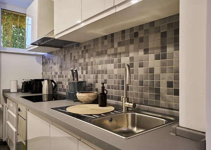 Urban Base For 9 In Mitte Apartment