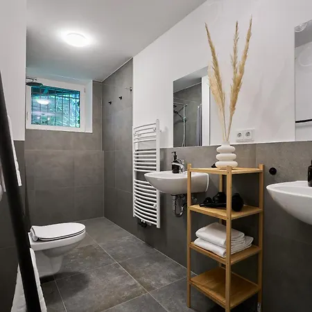 Urban Base For 9 In Mitte Apartman