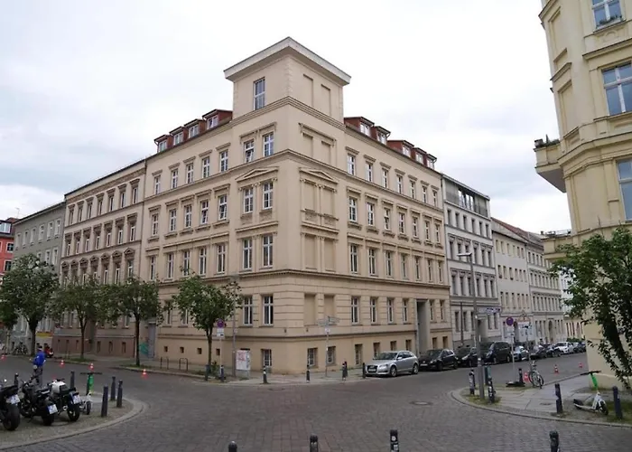 Urban Base For 9 In Mitte דירה *